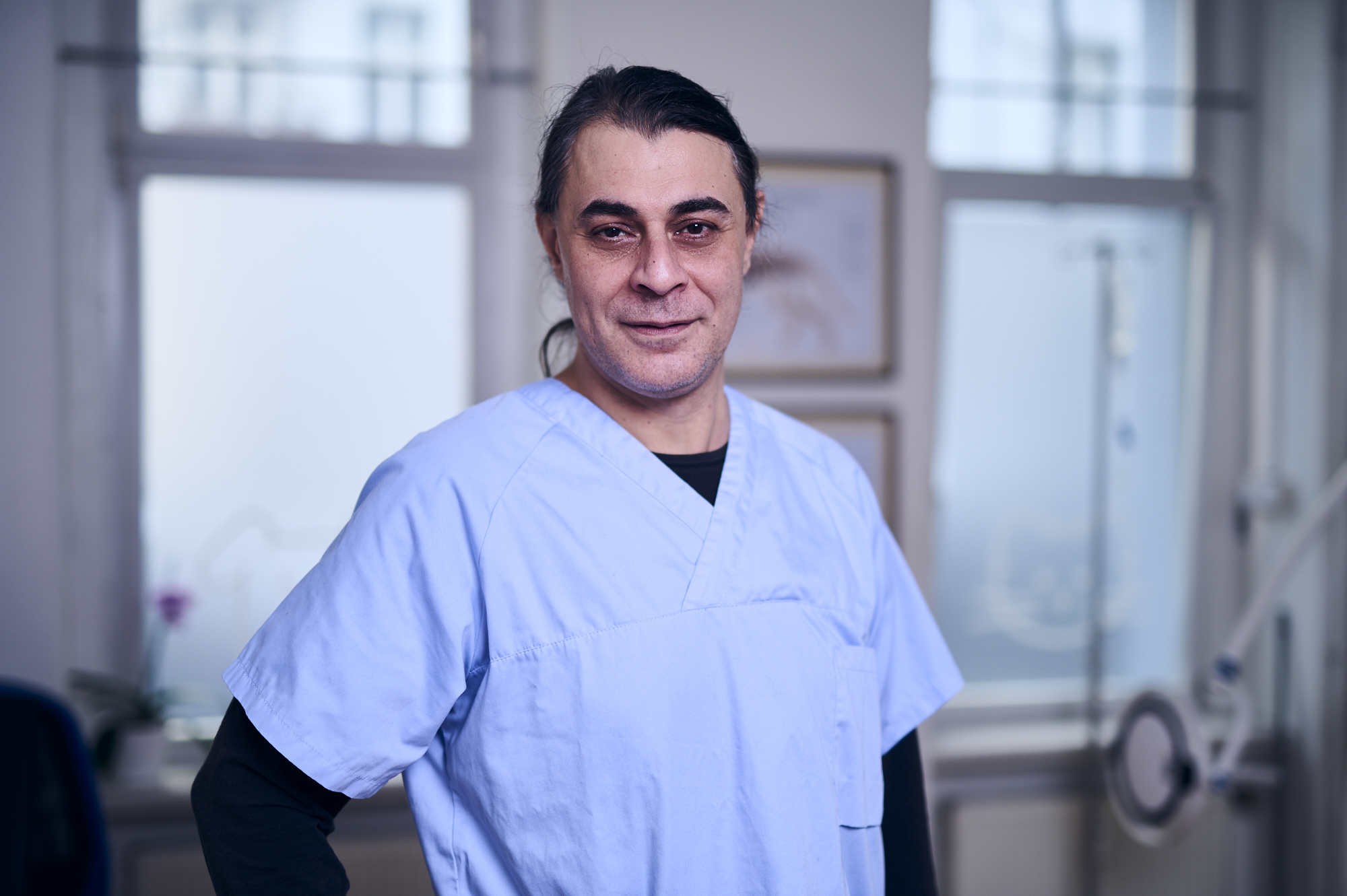 Porträt einer lächelnden Mitarbeiterin einer Tierarztpraxis in Arbeitskleidung