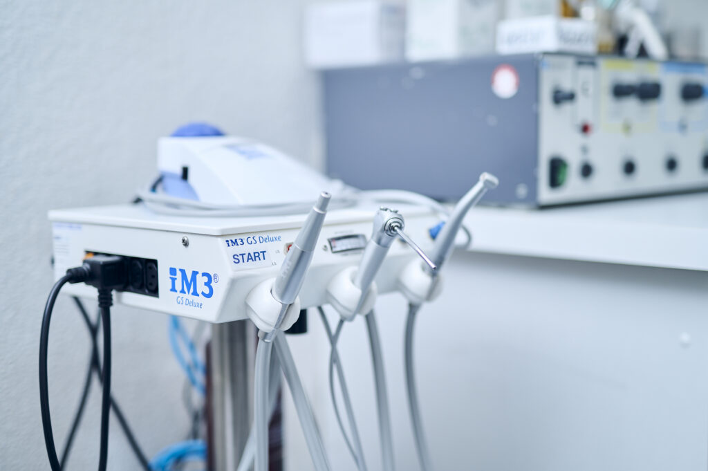 Dentalgerät in einem Behandlungsraum einer Tierarztpraxis.