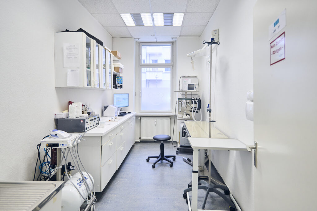 Labor- und OP-Raum einer Tierarztpraxis mit medizinischen Geräten, Arbeitsplatz und Behandlungstisc